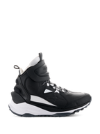 Sapatos Alpinestars Speedstreet, sapatilhas de motociclismo de cano alto, pretas e brancas, vista lateral com uma tira larga de velcro no tornozelo, entressola branca espessa com marcas Alpinestars e TPF, e sola de borracha robusta para condução urbana