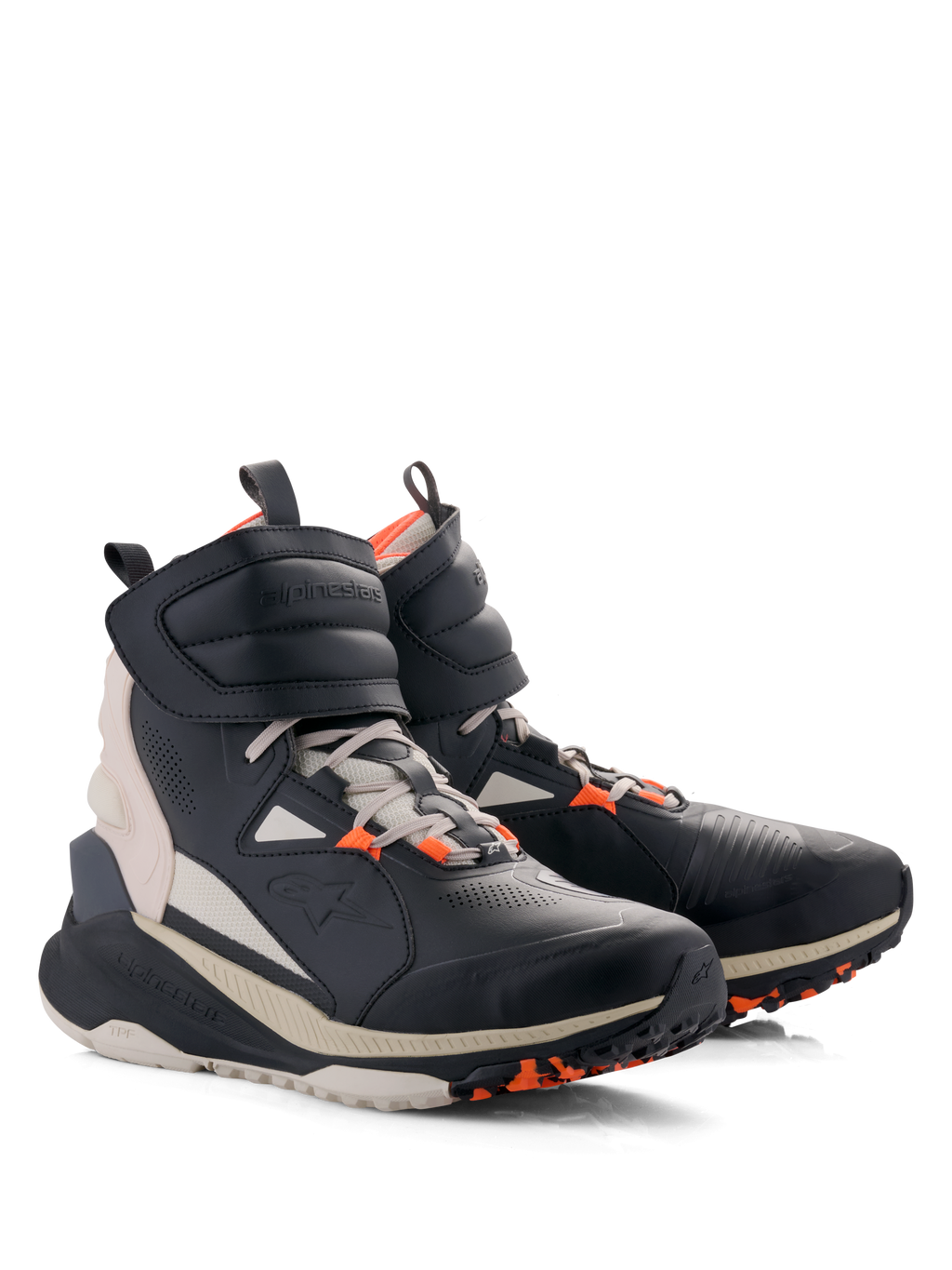Sapatos Alpinestars Speedstreet, sapatos de motociclismo urbanos, preto, amêndoa e laranja vivo, design de cano alto inspirado no estilo urbano com parte superior em microfibra, alça de tornozelo larga com velcro, atacadores e sola grossa em off-white com detalhes de aderência em laranja