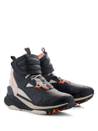 Sapatos Alpinestars Speedstreet, sapatos de motociclismo urbanos, preto, amêndoa e laranja vivo, design de cano alto inspirado no estilo urbano com parte superior em microfibra, alça de tornozelo larga com velcro, atacadores e sola grossa em off-white com detalhes de aderência em laranja