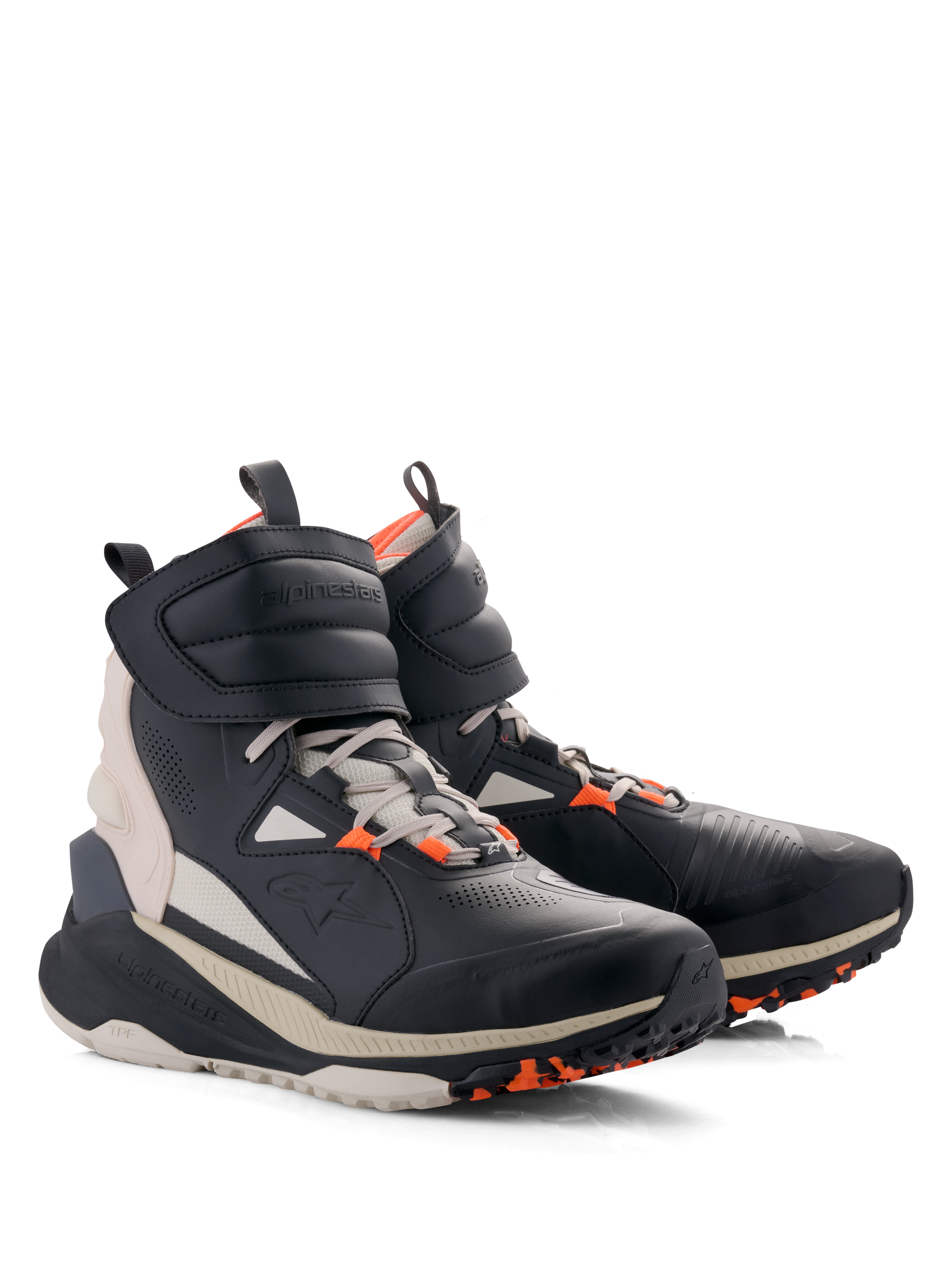 Sapatos Alpinestars Speedstreet, sapatos de motociclismo urbanos, preto, amêndoa e laranja vivo, design de cano alto inspirado no estilo urbano com parte superior em microfibra, alça de tornozelo larga com velcro, atacadores e sola grossa em off-white com detalhes de aderência em laranja