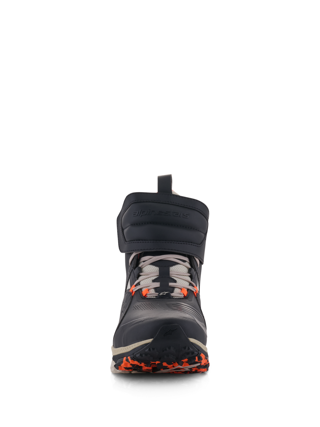 Sapatos Speedstreet Alpinestars, sapatos de motociclismo urbanos, Black Almond e Hot Orange, vista frontal com uma grande tira de tornozelo de gancho e laço, fecho de atacadores e detalhes em laranja na sola