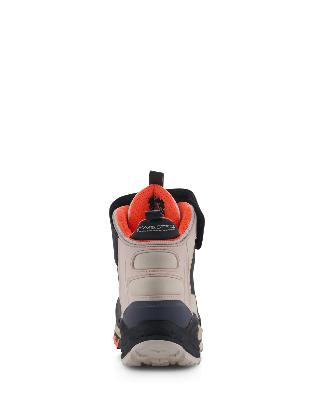 Sapatos Speedstreet Alpinestars, sapatos de motociclismo, preto, amêndoa e laranja vibrante, vista traseira mostrando o contraforte do calcanhar reforçado, painéis de microfibra amêndoa, forro interior laranja brilhante e marca MO.ST.EQ.