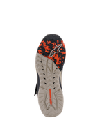 Sapatos Alpinestars Speedstreet, vista da sola, Black Almond Hot Orange, com sola de borracha multi-texturizada resistente ao óleo, parte frontal com padrão camuflado e marca Alpinestars em relevo, concebidos para aderência e estabilidade.