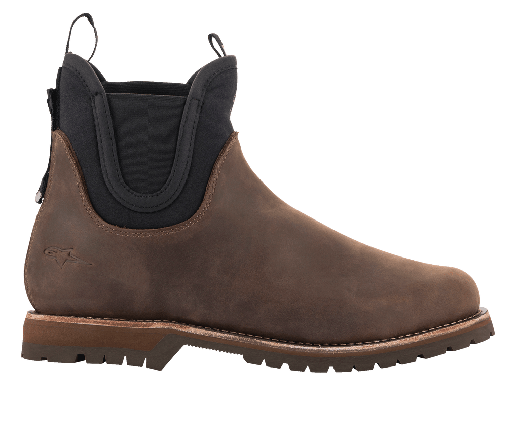 Alpinestars Turnstone Shoes, botas Chelsea em pele castanha chocolate, calçado urbano para motociclismo, painéis laterais elásticos pretos, sola robusta com relevo, silhueta clássica