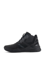 Sapatos Speedflight Alpinestars, Black Black, perfil lateral de sapatos de motociclismo de alta performance, design de cano médio inspirado em ténis com parte superior em ripstop e painéis de reforço sem costuras, silhueta desportiva durável totalmente preta