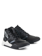 Sapatos Speedflight Alpinestars, sapatos de condução de performance, pretos e brancos, ténis de motociclismo de estilo urbano com parte superior em ripstop, detalhes brancos na entressola e logótipo Alpinestars na lateral