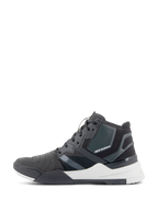 Sapatos Alpinestars Speedflight, sapatos de performance para pilotagem, pretos e brancos, vista de perfil lateral com cabedal em ripstop e painéis de reforço sem costuras, marca Alpinestars na lateral e entressola branca espessa, calçado técnico urbano para motociclismo
