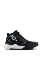 Sapatos Alpinestars Speedflight, sapatos de motociclismo de cano alto, em preto e branco, com parte superior em ripstop e reforços sem costuras, logótipo de estrela branca na lateral, sola de dupla densidade com entressola branca espessa e detalhes em preto, design moderno inspirado em ténis para motociclismo urbano