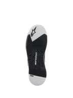 Sapatos Speedflight Alpinestars, pretos e brancos, vista da sola exterior mostrando a sola de borracha de dupla densidade, inclui o logótipo Alpinestars e a marca TPF, padrão de rasto assimétrico para aderência e estabilidade na condução de motociclos