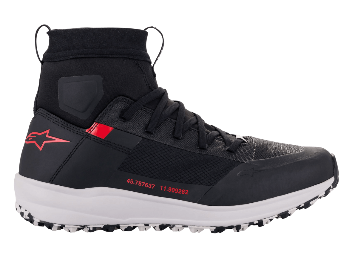 Alpinestars Speedforce Shoes, sapatos de motociclismo, pretos, brancos e vermelhos, vista de perfil, silhueta de sapatilha de corrida de corte alto com parte superior em tecido MATRYX®, entressola branca, logótipo de estrela vermelho no calcanhar e coordenadas numéricas vermelhas na lateral, calçado de proteção urbano