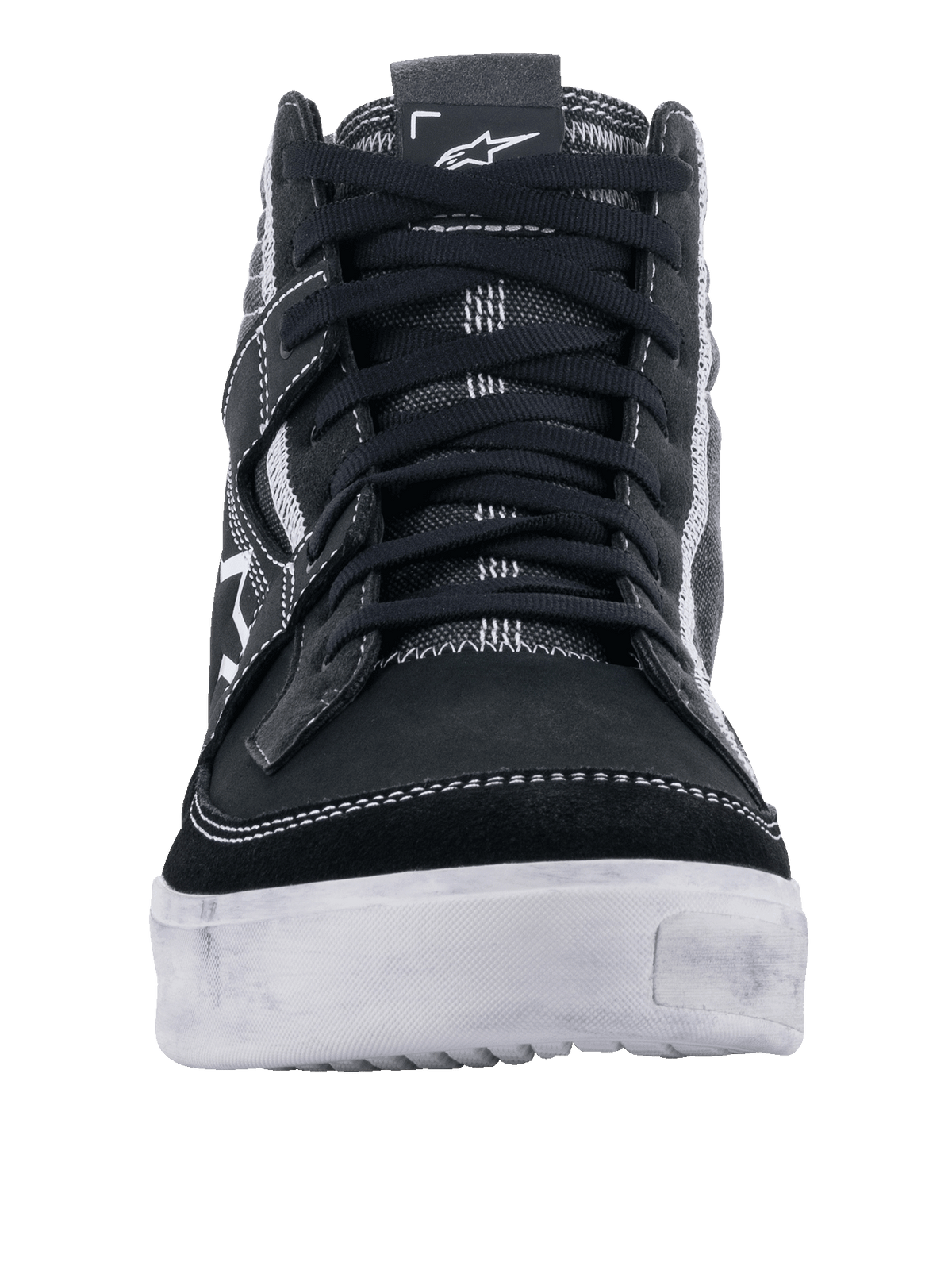 Sapatos de Pilotagem Alpinestars Ageless, Preto, Branco e Cool Gray, vista frontal de sapato de motociclismo casual, parte superior em camurça preta e lona com costuras brancas em contraste, sola branca durável, calçado de pilotagem urbana