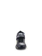 Alpinestars Tech-1 T V3 Shoes FIA, sapatos de automobilismo, pretos com pormenores em amarelo fluo, vista frontal, construção integral em couro com tira de velcro no tornozelo, logótipo Alpinestars branco, design técnico para condução de alta performance