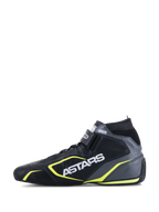 Sapatos Alpinestars Tech-1 T V3 FIA, sapatos de automobilismo, preto, cinzento cool e amarelo fluo, vista de perfil lateral mostrando a construção em couro, logótipo ASTARS branco, colarinho elástico ignífugo e detalhes em amarelo vibrante.
