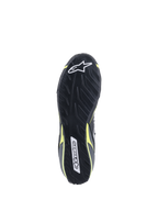 Sapatos Alpinestars Tech-1 T V3 FIA, vista da sola, pretos com detalhes em amarelo néon, sola de borracha inspirada no padrão de rasto de pneus assimétrico, com logótipos Alpinestars e padrão texturizado para sensibilidade nos pedais e aderência
