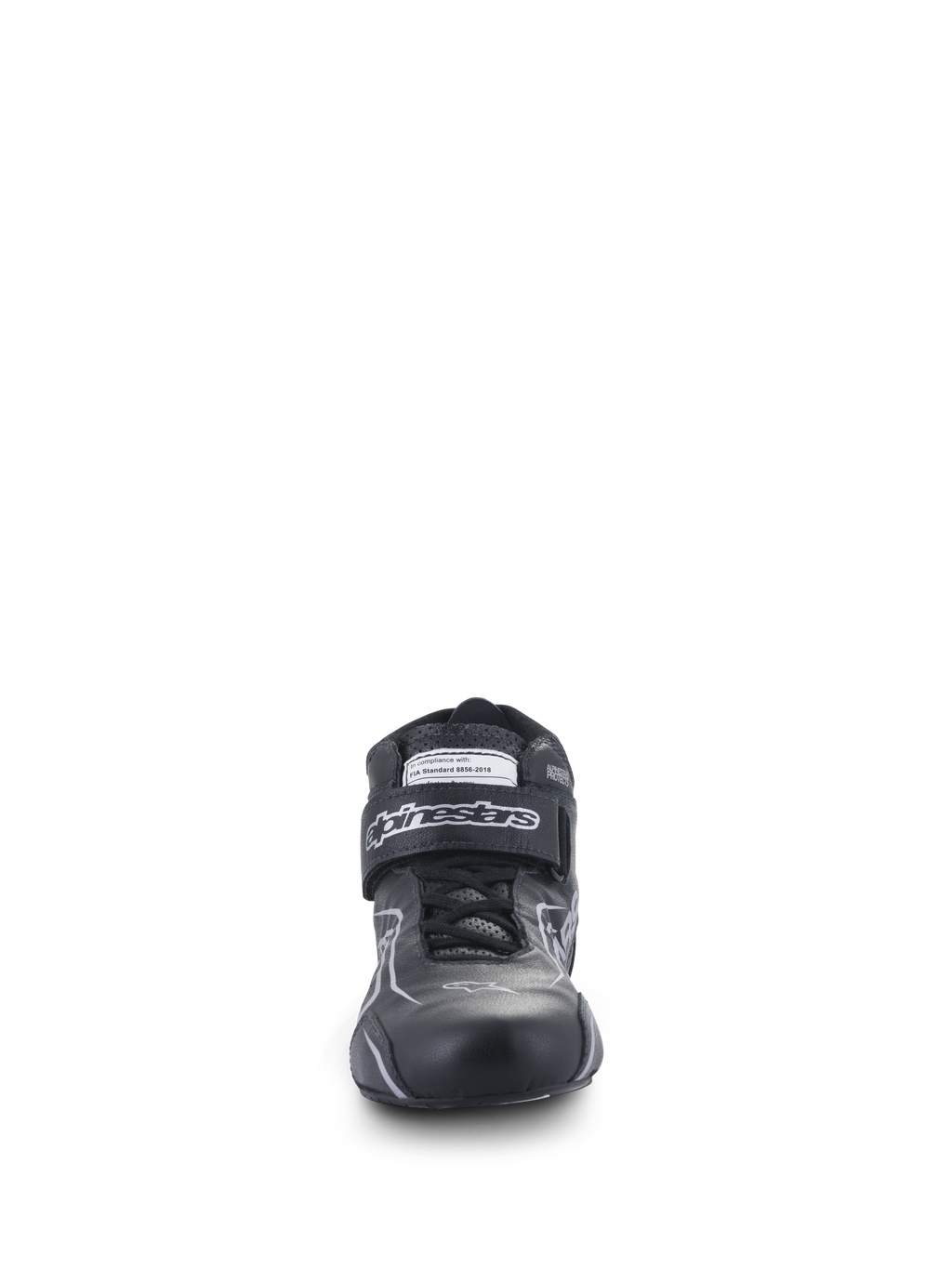 Sapatos Alpinestars Tech-1 T V3 FIA, sapatos de automobilismo, preto e prateado, vista frontal com construção em couro bovino, tira de gancho e laço com a marca Alpinestars e etiqueta de certificação FIA, calçado de condução de alto desempenho