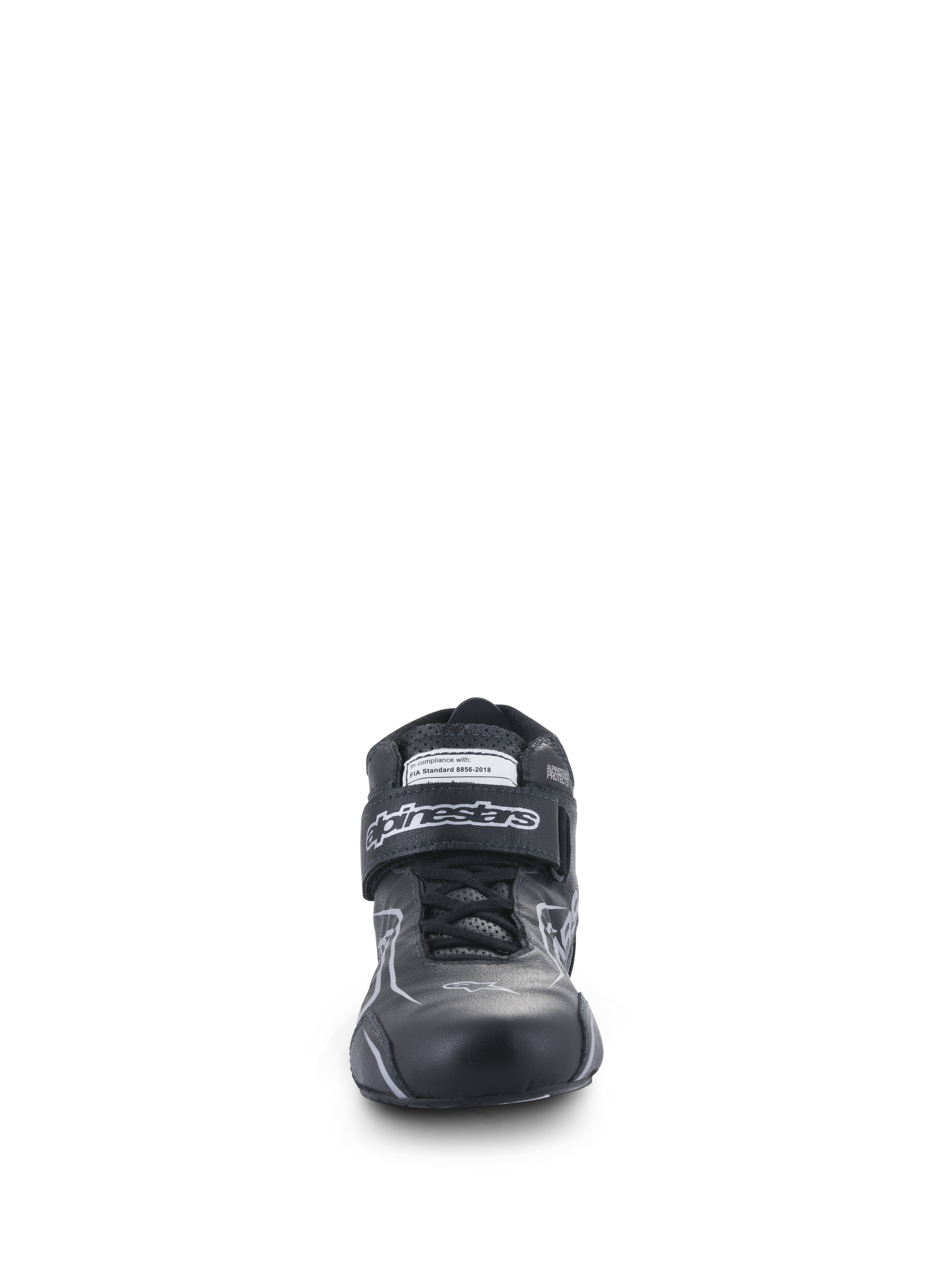 Sapatos Alpinestars Tech-1 T V3 FIA, sapatos de automobilismo, preto e prateado, vista frontal com construção em couro bovino, tira de gancho e laço com a marca Alpinestars e etiqueta de certificação FIA, calçado de condução de alto desempenho