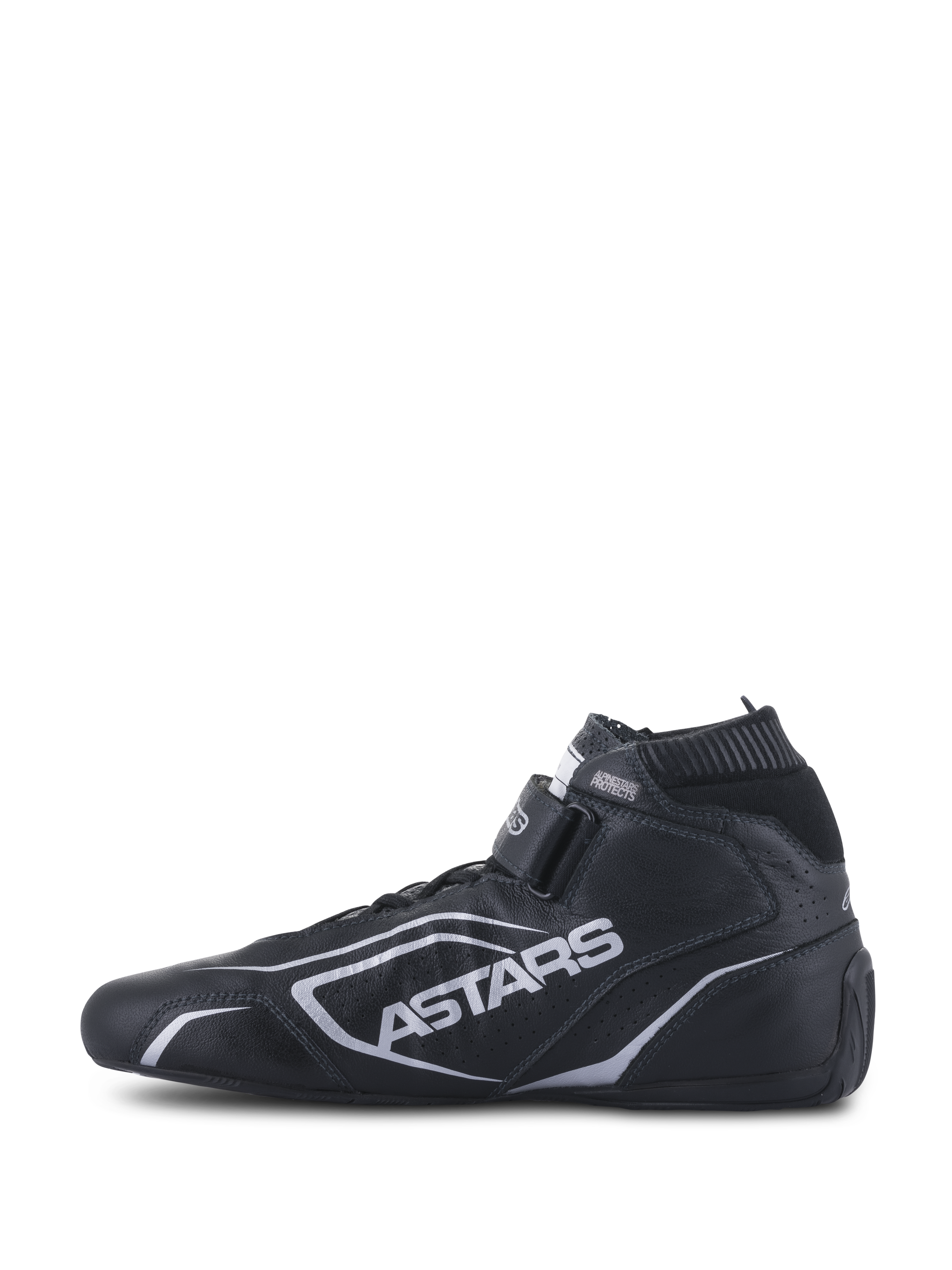 Sapatos Alpinestars Tech-1 T V3 FIA, sapatos de automobilismo, pretos e prateados, vista de perfil lateral, construção integral em couro bovino com logótipo ASTARS prateado, tira ajustável de gancho e laço e gola elástica à prova de fogo.