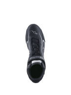 Sapatos Alpinestars Tech-1 T V3 FIA, sapatos de automobilismo, pretos e prateados, vista superior mostrando o sistema de atacadores e tira de gancho e laço com marca, couro bovino integral com logótipo de estrela branco na biqueira, calçado profissional de desporto motorizado