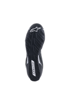 Sapatos Alpinestars Tech-1 T V3 FIA, vista da sola, pretos e prateados, sola exterior de borracha assimétrica com padrão de rasto de pneu, logótipo Alpinestars em branco, composto fino para sensibilidade aos pedais