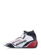 Sapatos Alpinestars Tech-1 T V3 FIA, calçado profissional de competição automóvel, branco, preto e vermelho, vista lateral com logótipo ASTARS em pele perfurada, gola preta à prova de fogo e detalhes vermelhos no calcanhar, design de alta performance para desporto motorizado.