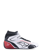 Alpinestars Tech-1 T V3 Shoes FIA, sapatos de automobilismo, brancos, pretos e vermelhos, vista de perfil lateral, design de cano alto em pele com painéis perfurados, secção do calcanhar vermelha com logótipo 1T, punho elástico preto no tornozelo, fecho de tira ajustável, calçado profissional de desportos motorizados