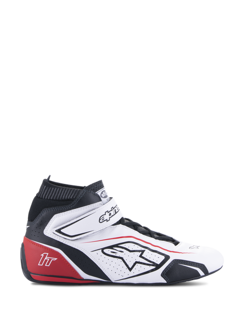Alpinestars Tech-1 T V3 Shoes FIA, sapatos de automobilismo, brancos, pretos e vermelhos, vista de perfil lateral, design de cano alto em pele com painéis perfurados, secção do calcanhar vermelha com logótipo 1T, punho elástico preto no tornozelo, fecho de tira ajustável, calçado profissional de desportos motorizados