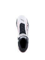 Sapatos Alpinestars Tech-1 T V3 FIA, sapatos de automobilismo, branco, preto e vermelho, vista superior com parte superior em couro branco e linhas de destaque vermelhas, atacadores pretos, tira de gancho e laço com logótipo e etiqueta de certificação SFI na língua