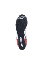 Sapatos Alpinestars Tech-1 T V3 FIA, sapatos de automobilismo, brancos, pretos e vermelhos, vista detalhada da sola de borracha assimétrica inspirada no rasto de um pneu, com o logótipo e a marca nominativa da Alpinestars, sola exterior resistente ao óleo e repelente de água