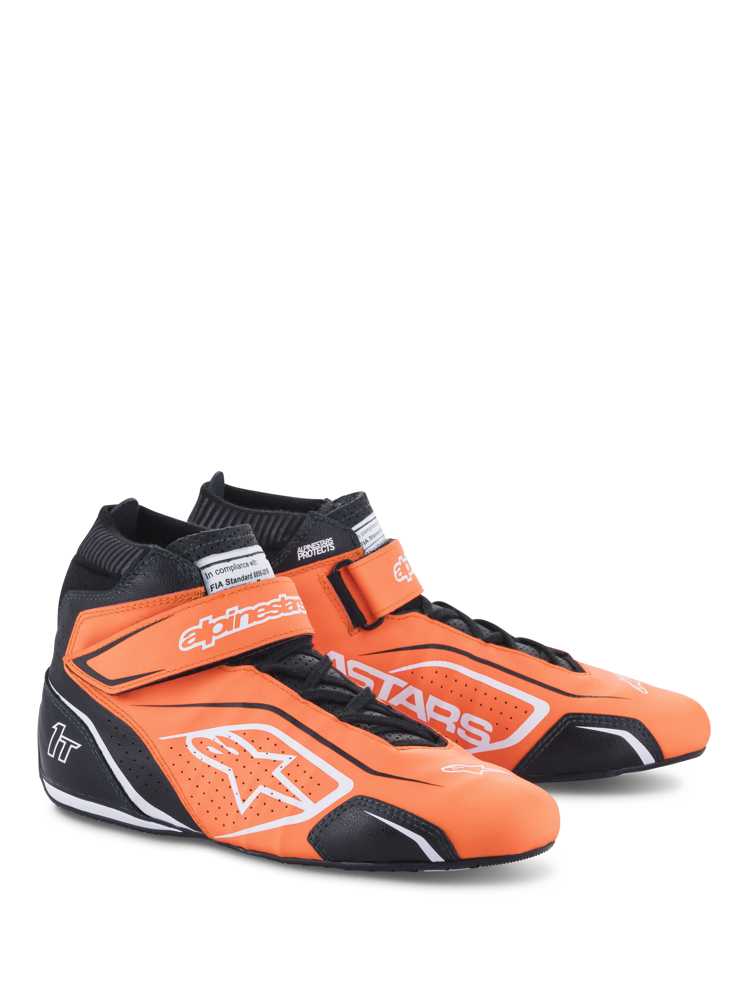 Sapatos Alpinestars Tech-1 T V3, sapatos de automobilismo, laranja fluo, preto e branco, calçado profissional de cano alto em pele com tiras de gancho e laço sobre os atacadores, logótipos brancos Alpinestars e painéis protetores pretos para performance no desporto motorizado