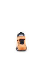 Sapatos Alpinestars Tech-1 T V3 FIA, sapatos de automobilismo, laranja fluo, preto e branco, vista frontal mostrando a tira de gancho e laço com o logótipo Alpinestars, atacadores pretos e etiqueta de certificação SFI na língua