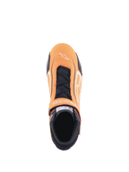 Sapatos Alpinestars Tech-1 T V3, sapatos de automobilismo, laranja fluorescente, preto e branco, vista superior mostrando o fecho por atacadores e tira de velcro, logótipo Alpinestars branco na biqueira, painéis de pele perfurada e gola ignífuga preta