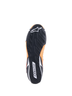 Sapatos Alpinestars Tech-1 T V3 FIA, Laranja Fluo, Preto e Branco, vista inferior mostrando a sola de borracha preta com padrão de rasto assimétrico, logótipo Alpinestars branco na biqueira e marca nominativa no calcanhar.