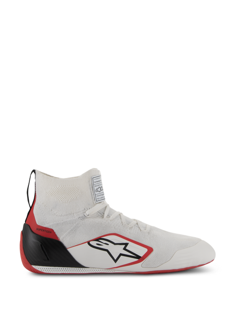 Sapatos Alpinestars Supertech, calçado para automobilismo com certificação FIA/SFI, brancos com detalhes vermelhos e pretos, com parte superior em malha tricotada, calcanhar em fibra de carbono e sola vermelha, design de cano alto para desporto motorizado profissional