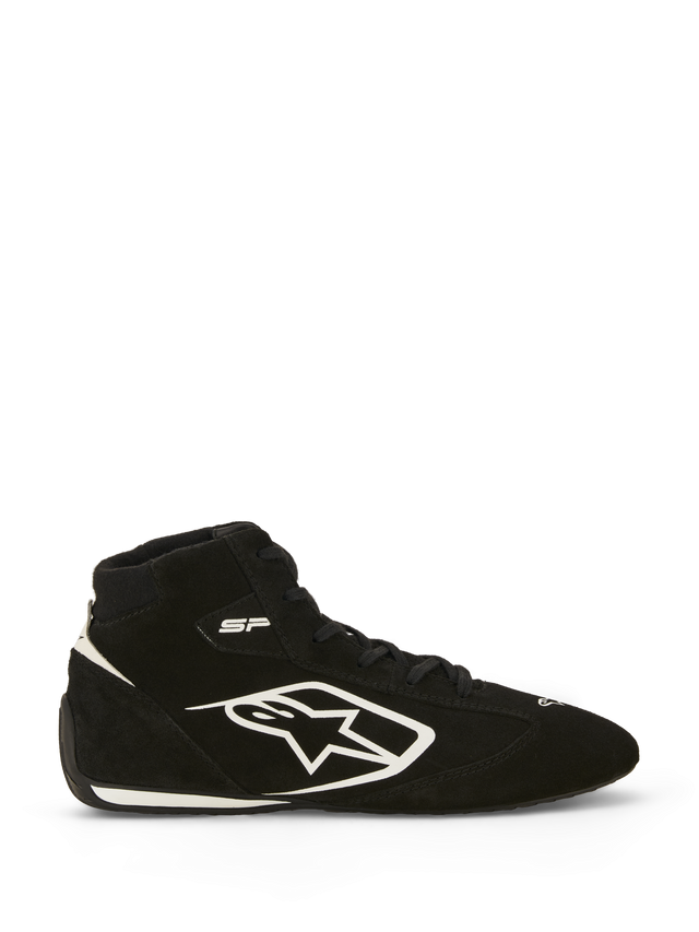 Sapatos Alpinestars SP V3 FIA, sapatos de automobilismo, pretos e brancos, perfil lateral com parte superior em camurça premium, grande logótipo Alpinestars branco, design de cano alto, marca "SP" junto ao tornozelo e sola fina de especificação de corrida com detalhe branco.