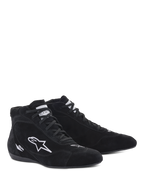 Sapatos Alpinestars SP V2, sapatos de automobilismo, pretos, design de cano alto em camurça com logótipo de estrela bordado a branco e marca SP, sola fina de especificação F1 para sensibilidade precisa dos pedais, calçado profissional de desporto motorizado