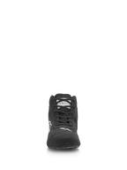 Sapatos Alpinestars SP V2, sapatos de automobilismo, pretos, vista frontal com parte superior em camurça premium, sistema de atacadores assimétrico, logótipo Alpinestars branco na biqueira, calçado profissional de desporto motorizado