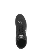 Sapatos Alpinestars SP V2, sapatos de automobilismo, pretos, vista superior a mostrar o sistema de atacadores assimétrico, construção em camurça premium e logótipo Astars branco na biqueira