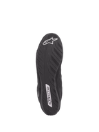 Sapatos Alpinestars SP V2, sapatos de automobilismo, pretos, vista inferior da sola ultra-fina de especificação Fórmula 1, aderência texturizada para sensibilidade ao pedal, com logótipos Alpinestars brancos no calcanhar e no meio do pé