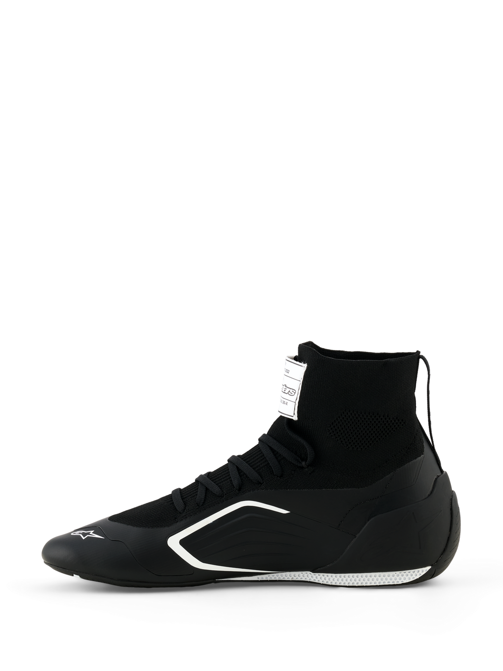 Sapatos Alpinestars Supertech K - FIA, sapatos de karting, pretos e brancos, vista de perfil lateral, com construção de cano alto totalmente tricotada, grafismos laterais angulares brancos e logótipo branco na biqueira, calçado técnico de competição