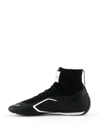 Sapatos Alpinestars Supertech K - FIA, sapatos de karting, pretos e brancos, vista de perfil lateral, com construção de cano alto totalmente tricotada, grafismos laterais angulares brancos e logótipo branco na biqueira, calçado técnico de competição