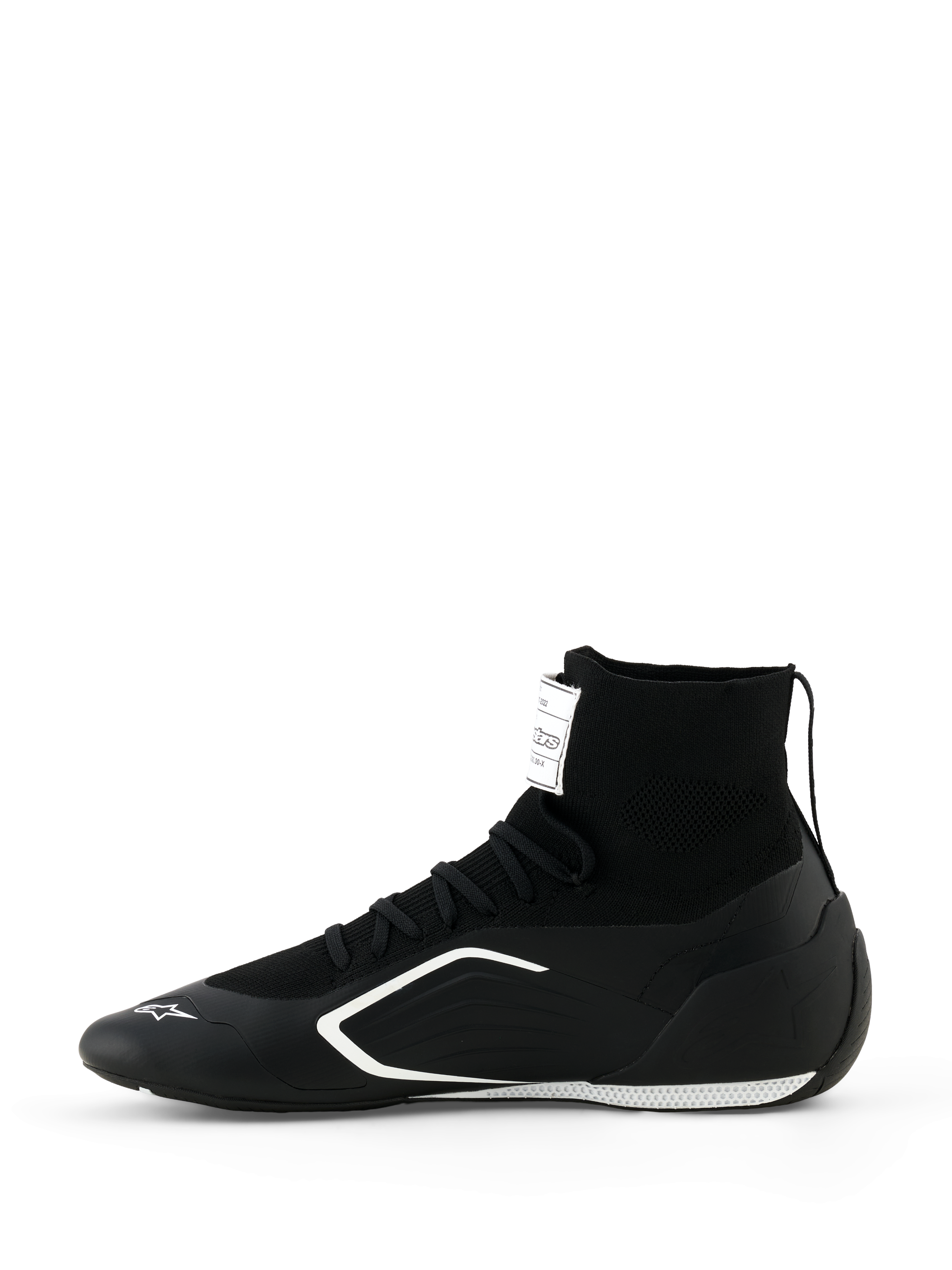 Sapatos Alpinestars Supertech K - FIA, sapatos de karting, pretos e brancos, vista de perfil lateral, com construção de cano alto totalmente tricotada, grafismos laterais angulares brancos e logótipo branco na biqueira, calçado técnico de competição