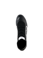 Alpinestars Supertech K Shoes, sapatos de karting, pretos e brancos, vista superior com parte superior totalmente tricotada, atacadores pretos, logótipo Alpinestars branco na biqueira e etiqueta de certificação FIA na língua