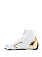 Alpinestars Supertech K Shoes - FIA, sapatos de karting, branco e dourado, perfil lateral com parte superior tricotada branca, contraforte do calcanhar em TPU injetado dourado metálico e detalhes laterais dourados, design de corrida elegante para desporto motorizado profissional