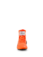 Sapatos Alpinestars Supertech K - FIA, sapatos de karting, laranja fluo, vista frontal com parte superior em malha e atacadores laranja a condizer, etiqueta branca de certificação FIA na língua e pequeno logótipo de estrela branco na biqueira
