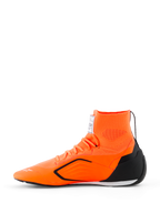 Alpinestars Supertech K Shoes - FIA, sapatos de corrida para karting, laranja fluo, preto e branco, vista lateral com parte superior em malha sem costuras, colarinho de tornozelo integrado, contraforte de calcanhar em TPU preto e sola exterior de performance ultra-fina