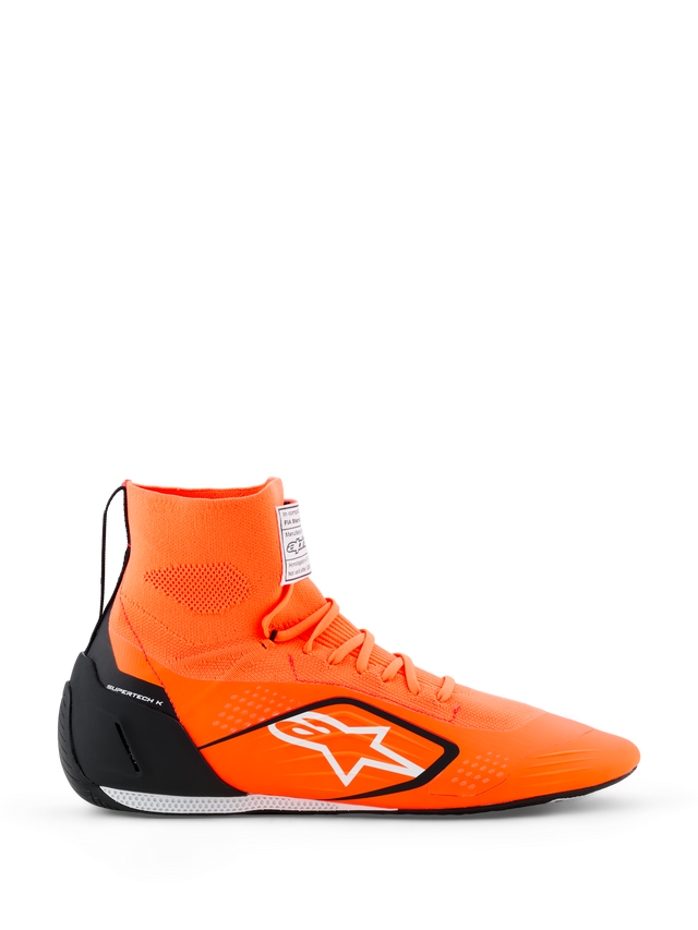 Sapatos Alpinestars Supertech K - FIA, sapatos de corrida para karting, cor Laranja Fluo com detalhes em preto e branco, construção de cano alto em malha com logótipo de estrela branca, contraforte do calcanhar em TPU preto, sola de corrida ultra-fina, vista de perfil lateral