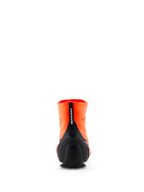 Sapatos Alpinestars Supertech K - FIA, sapatos de karting, laranja fluo e preto, vista traseira que mostra a parte superior tricotada, contraforte de calcanhar em TPU injetado preto e puxador vertical com a marca Alpinestars, calçado profissional de desportos motorizados.