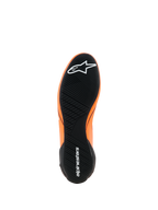 Alpinestars Supertech K Shoes - FIA, sapatos de karting, laranja fluorescente, preto e branco, vista da sola exterior de borracha preta com piso assimétrico, logótipos Alpinestars brancos na biqueira e no calcanhar, sola de alta performance ultra-fina