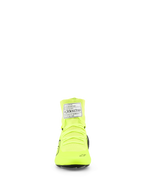 Sapatos Alpinestars Supertech K, sapatos de karting FIA, amarelo néon, preto e branco, vista frontal com construção superior em malha tricotada, atacadores amarelo néon e etiqueta de certificação FIA branca no tornozelo