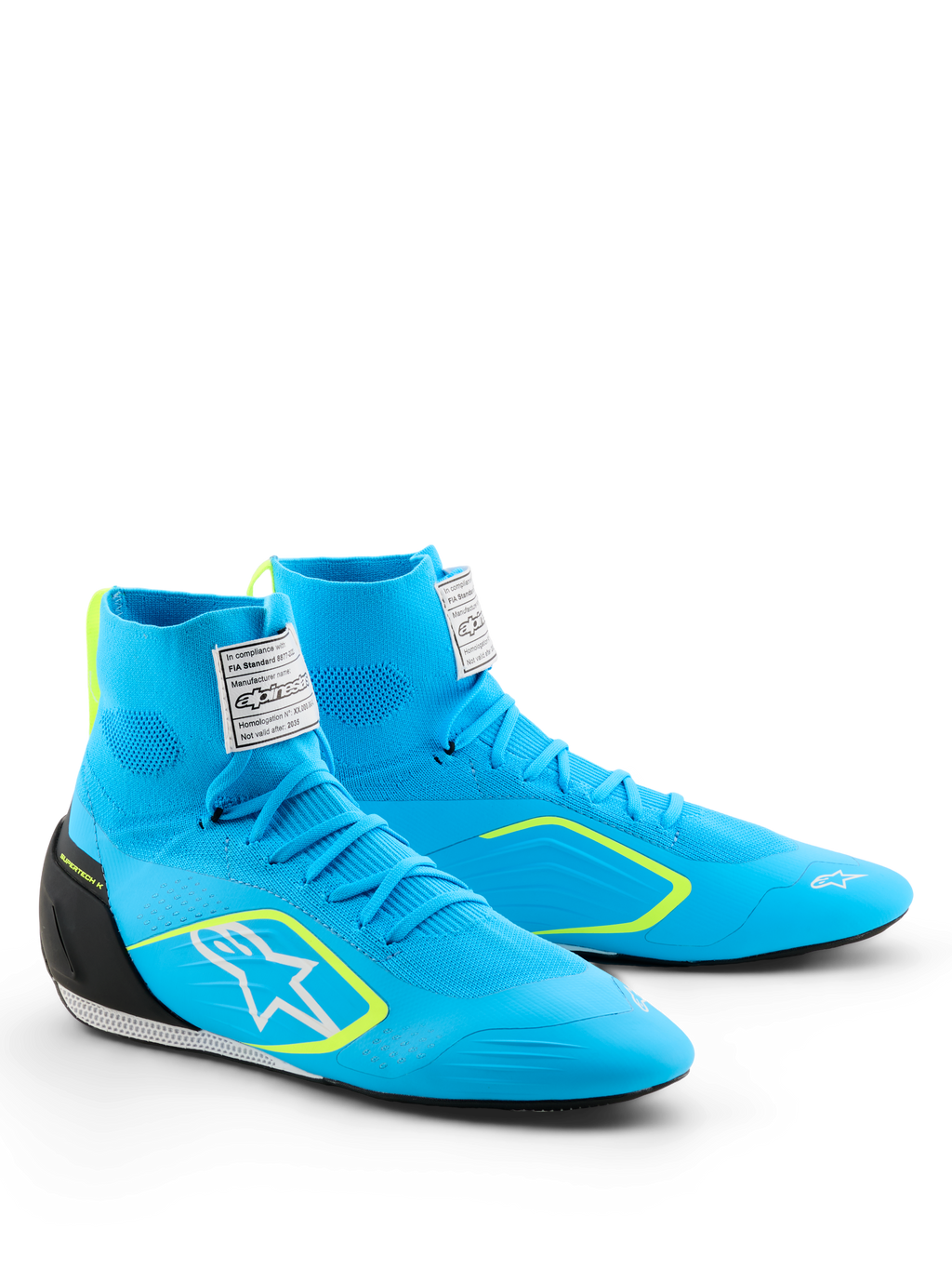 Sapatos Alpinestars Supertech K - FIA, sapatos de karting, azul claro com detalhes em preto e amarelo néon, parte superior tricotada de cano alto, logótipo Astars branco na lateral, contraforte do calcanhar em TPU preto, calçado de performance para desportos motorizados profissionais